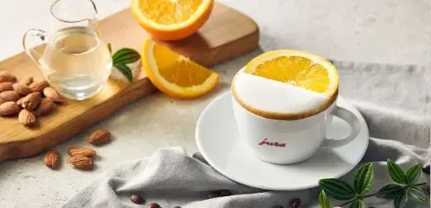 알라카르테만의 루체른 카푸치노, 융플라우 쇼콜라, 샤케라또 등 스페셜 티 커피와 다양한 커피 메뉴를 즐겨보세요.